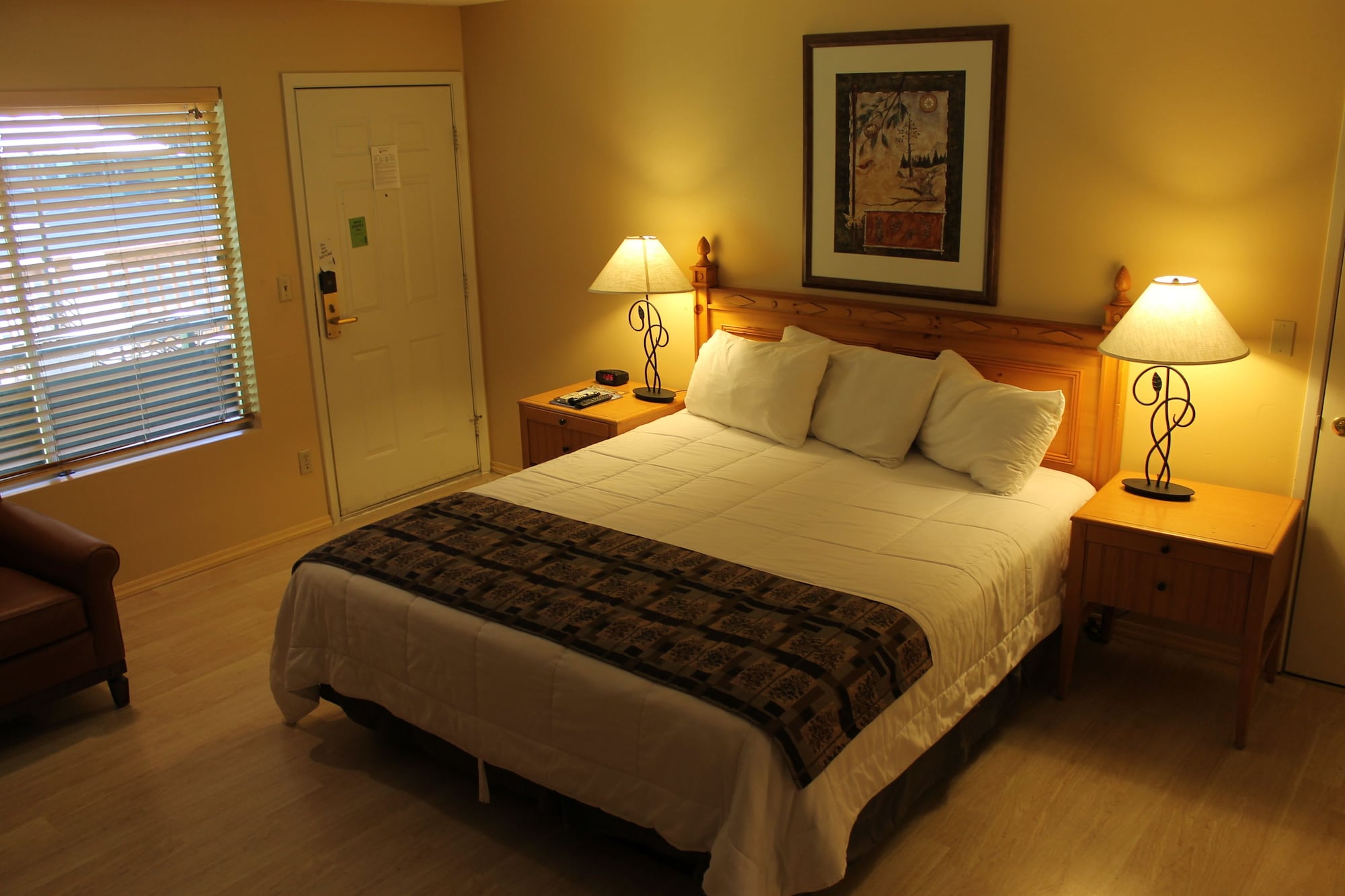 DELUXE, KING BED