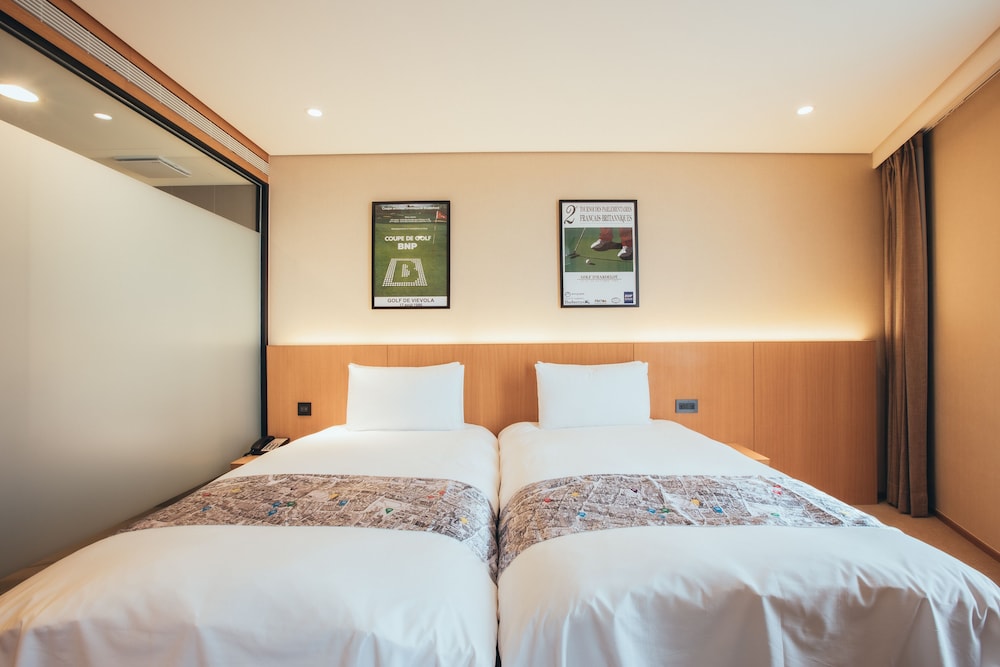 ROOM, TWIN BEDS, NO WINDOW