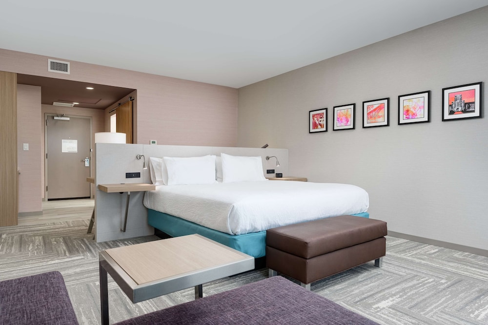DELUXE, KING BED, ACCESSIBLE
