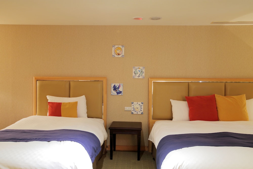 DELUXE, TRIPLE, MULTIPLE BEDS