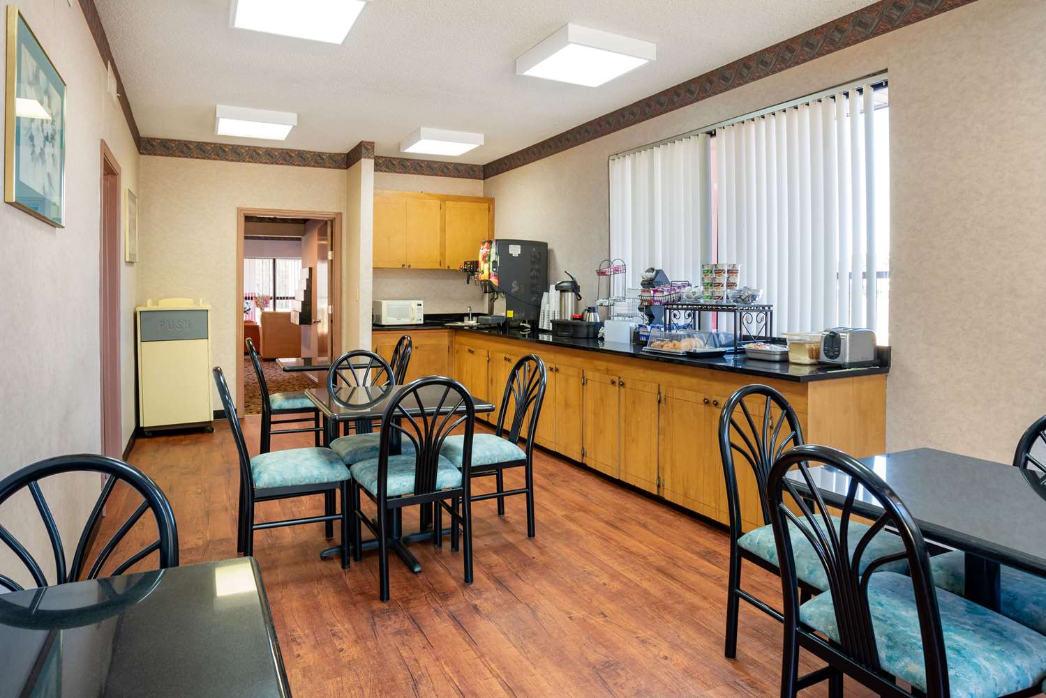 Econo Lodge Inn & Suites Forest 19/19