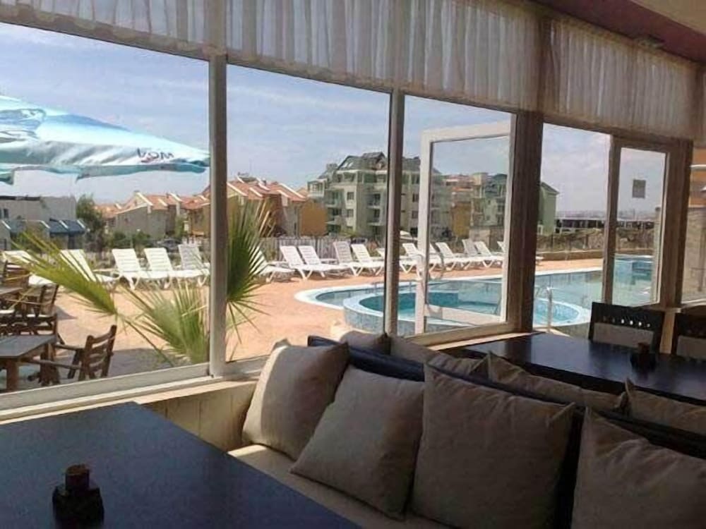 TROPICS HOTEL 13/23