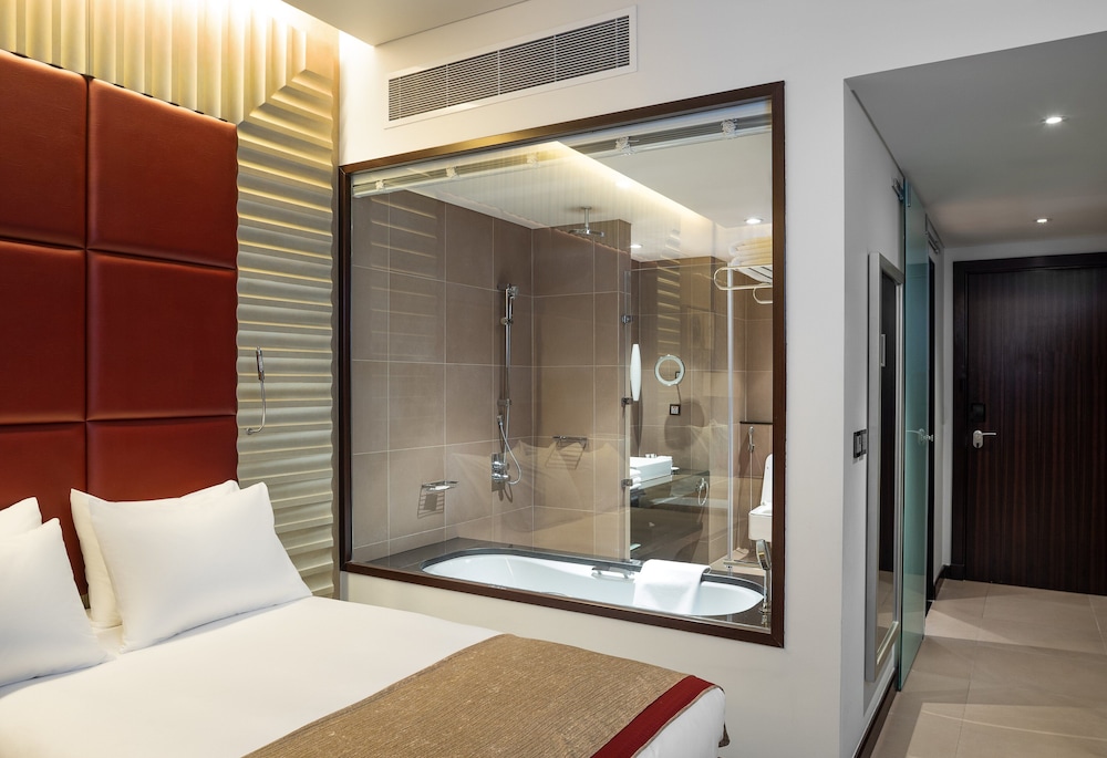 Room, King Bed, Garden View, Club Floor، كراون بلازا آر دي سي الرياض - فندق و مركز مؤتمرات(Crowne Plaza Riyadh Itcc) 7/7