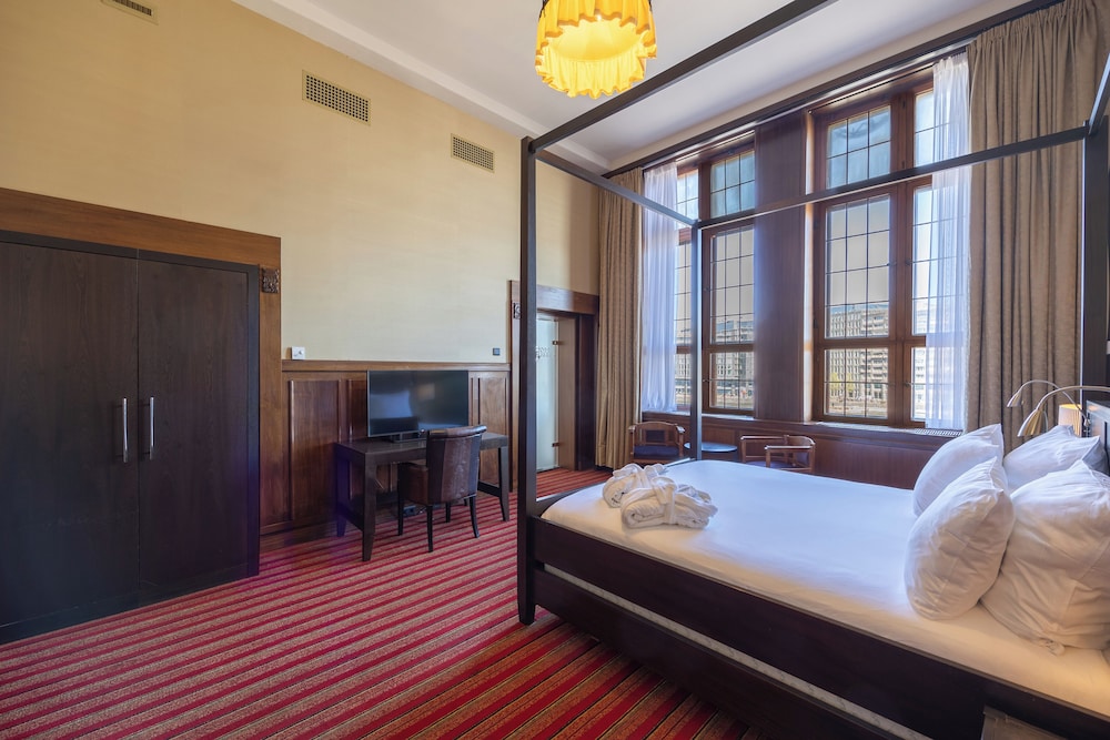 Suite, King Bed