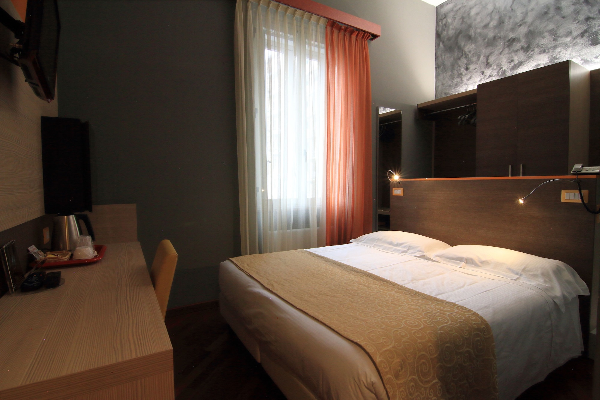 ROOM, DOUBLE BED