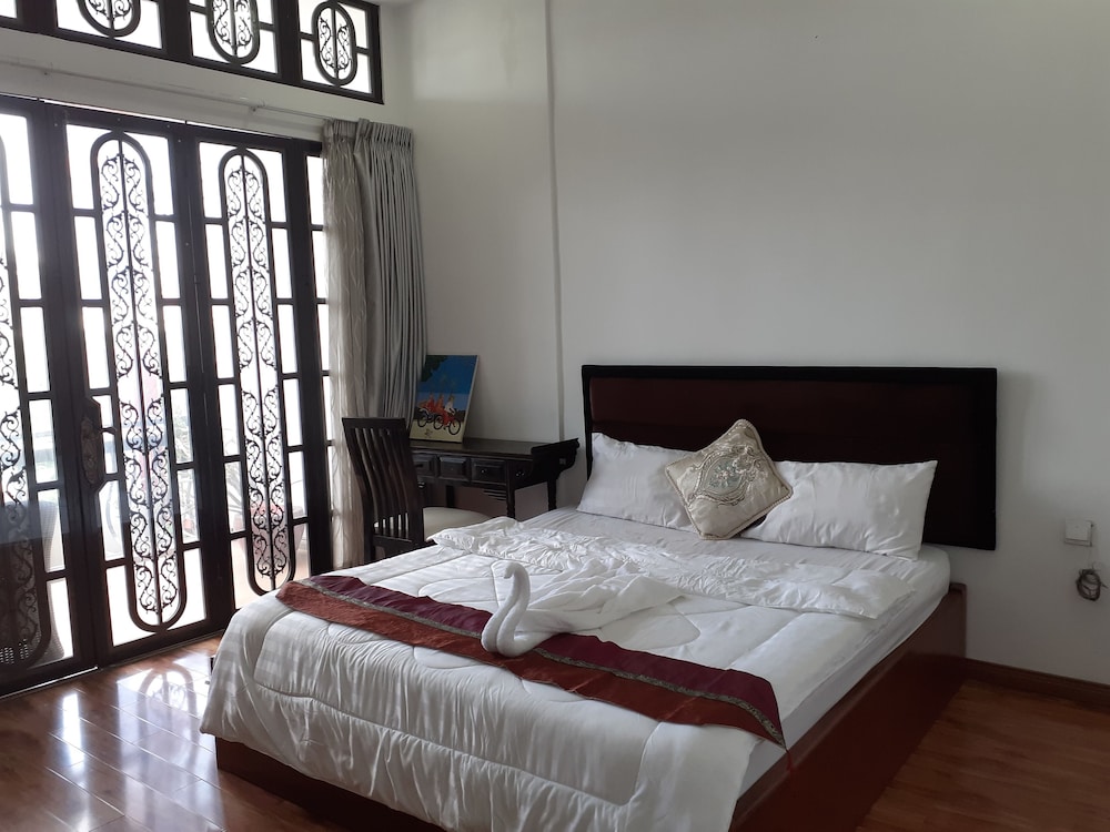 DELUXE, KING BED