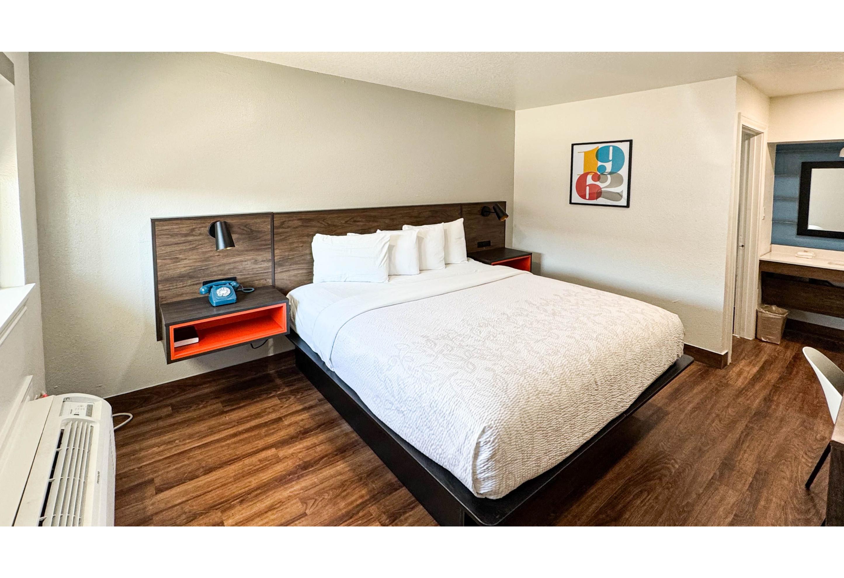 1 King Bed - Non-Smoking, Micfridge