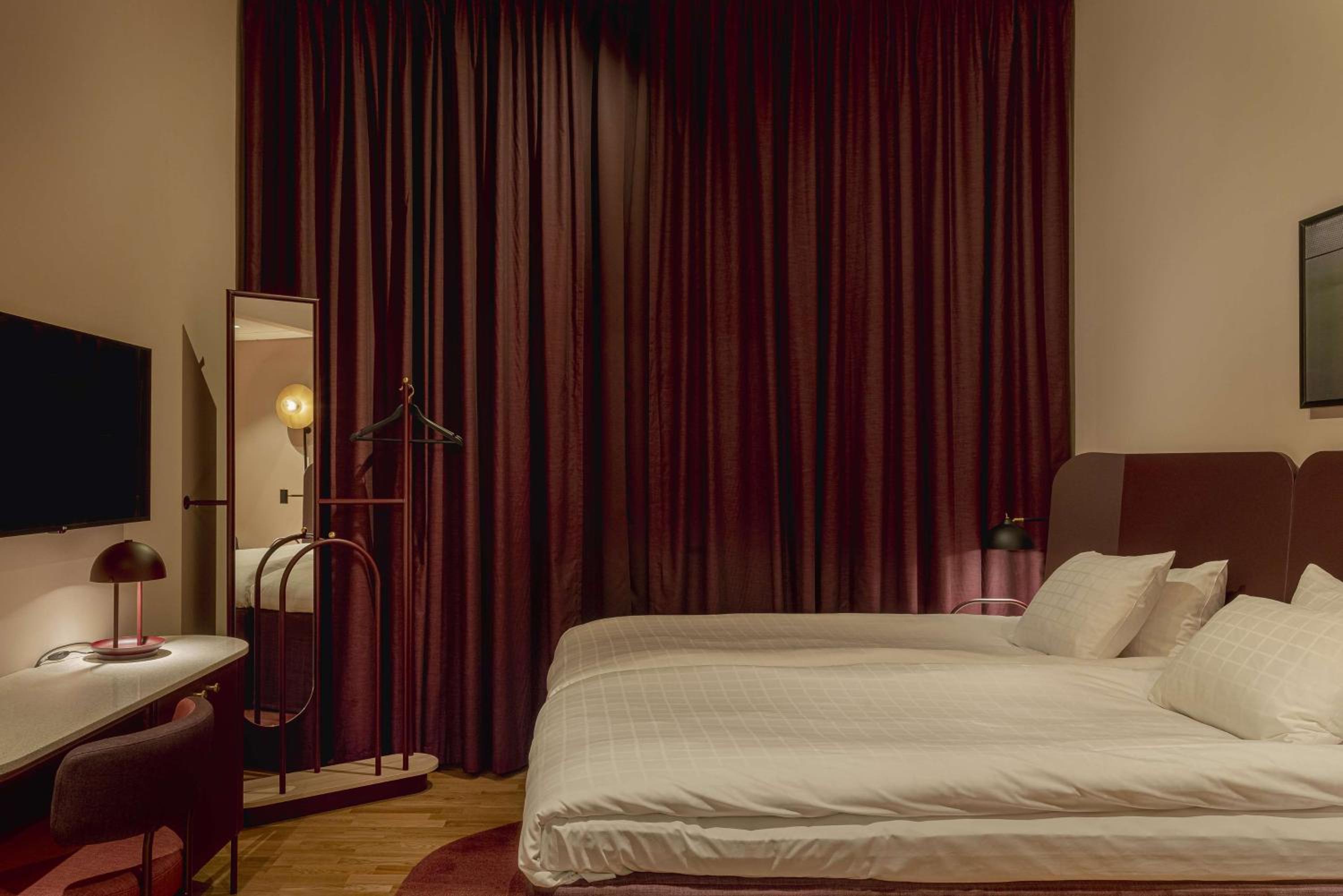 Room, Twin Beds, No Window