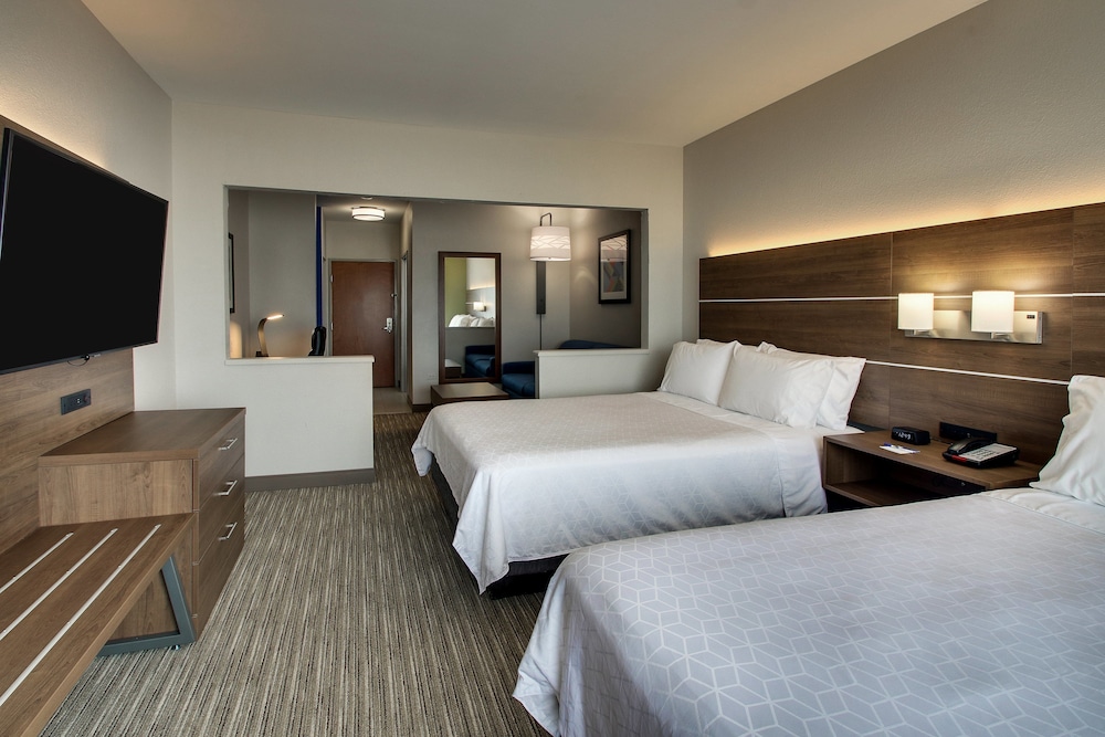Holiday Inn Express & Suites Chicago North-Waukegan-Gurnee 23/50