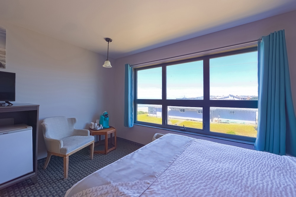 Waves Hotel NYE Beach - Newport OR 34/52