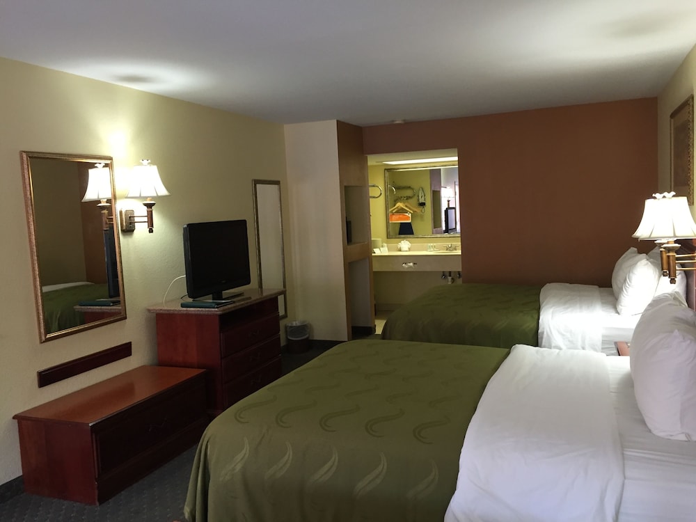 Econo Lodge Inn and Suites Eagle Pass, TX 14/37