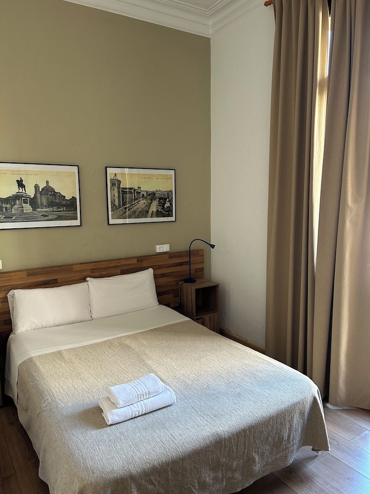 Hostal Delfos 13/49