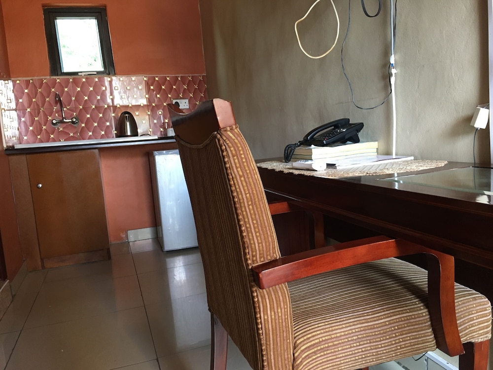 Gumare Executive Lodge 24/47
