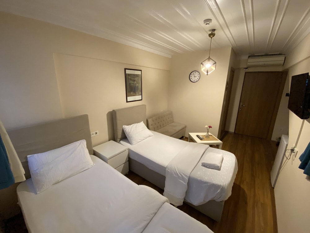 ECONOMY, DOUBLE OR TWIN BED