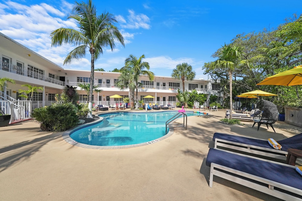 Tradewinds Apartment Hotel 62/65