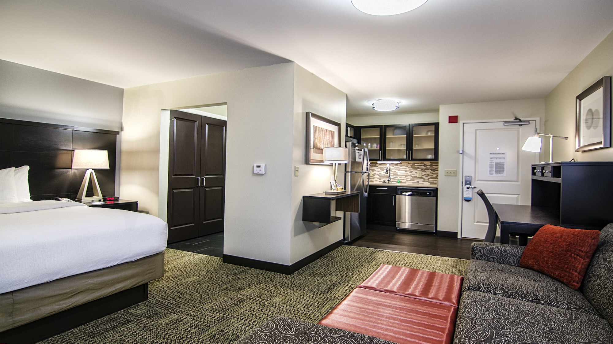 جناح استوديو بسرير كوين بشرفة لذوي الإعاقة، STAYBRIDGE SUITES MARQUETTE 2/5