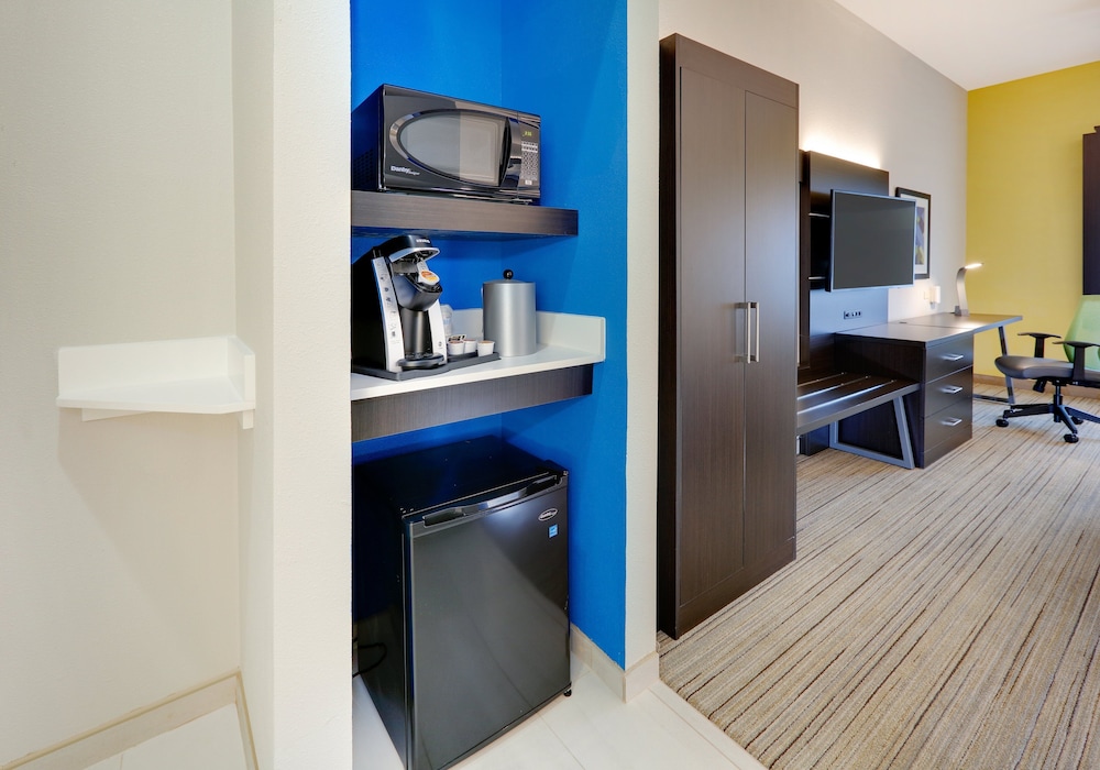 Holiday Inn Express Hotel Suites Cleburne 63/76