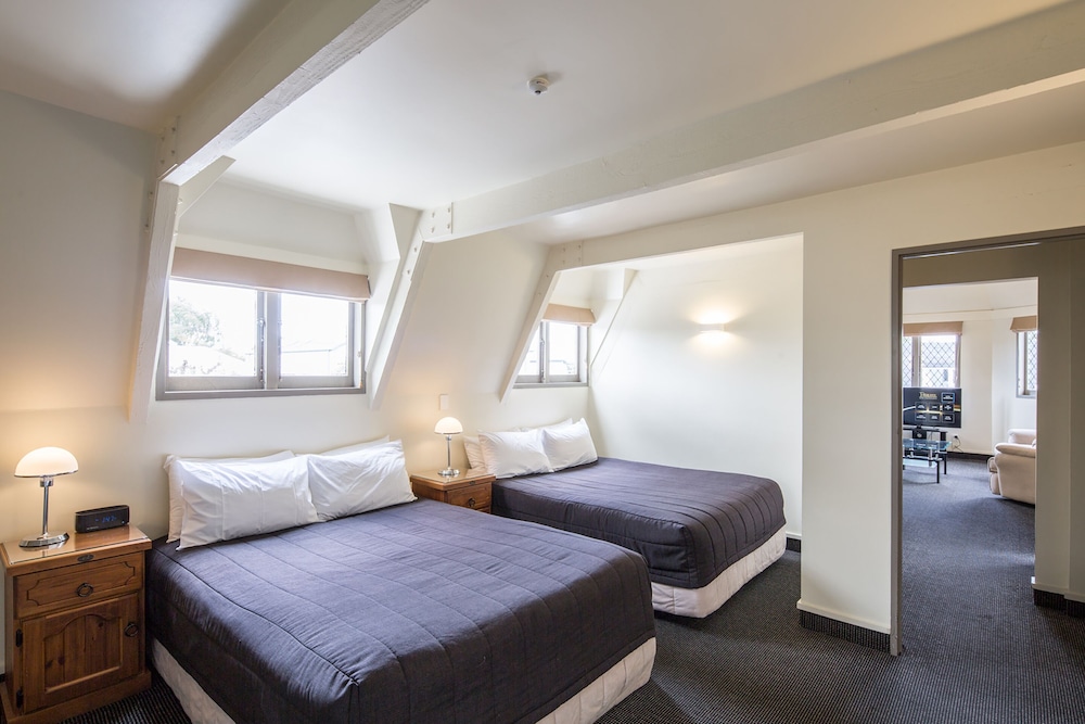 Pavilions Hotel 14/69