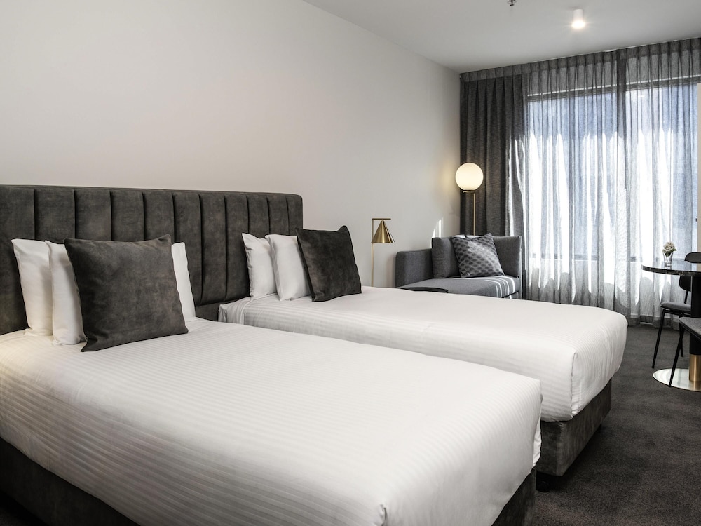 ROOM, TWIN BEDS