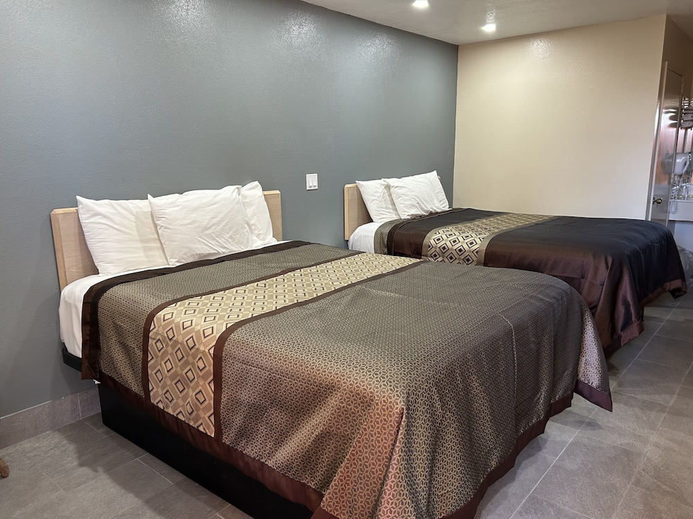 California Inn & Suites 15/31