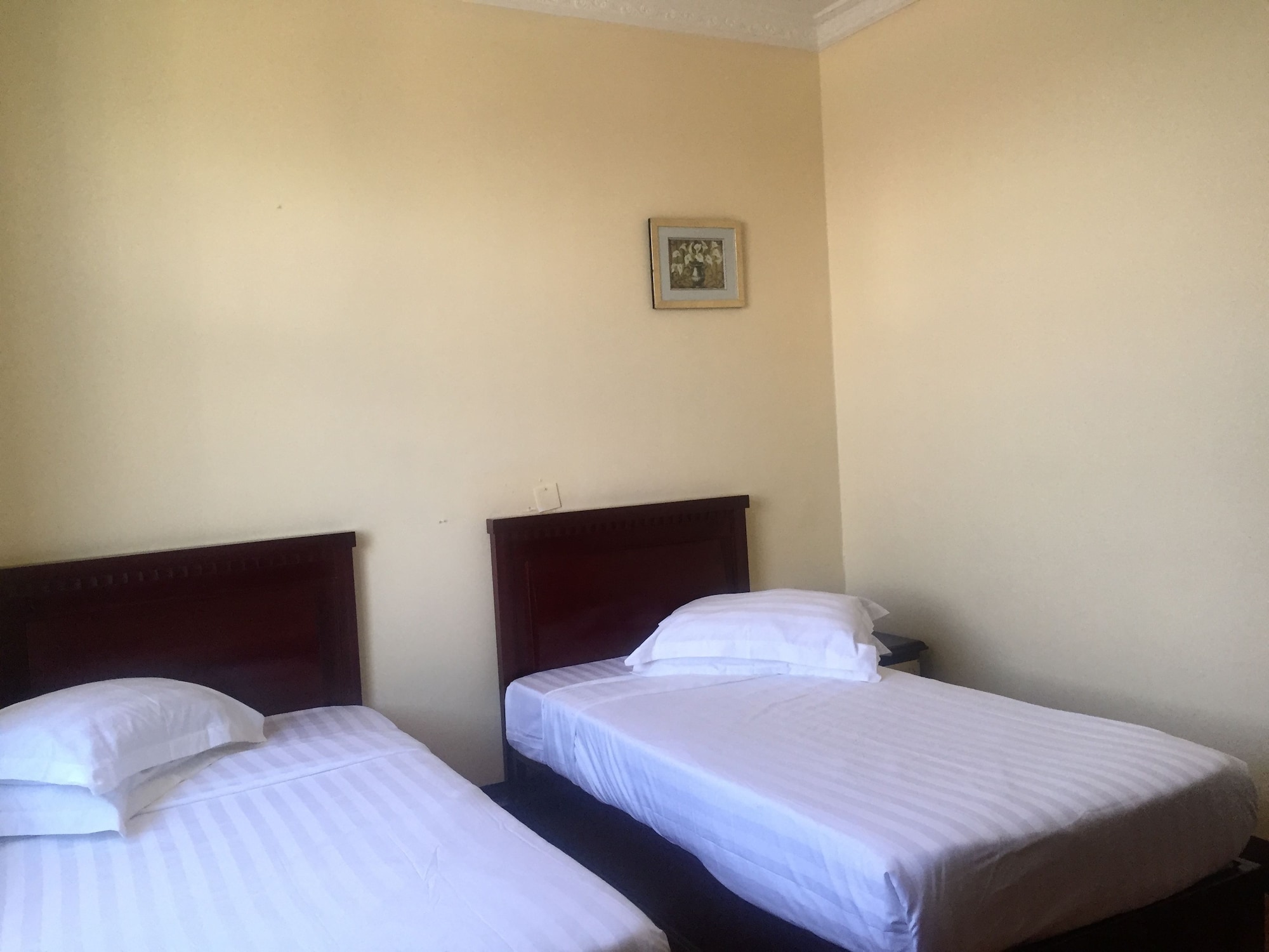 STANDARD, TWIN BEDS, CITY VIEW, SMOKING