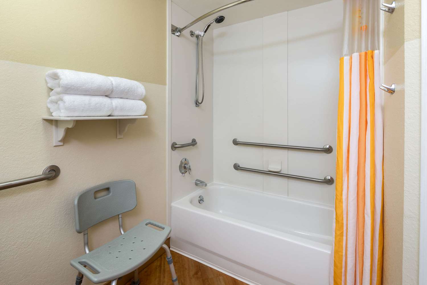 La Quinta Inn and Suites by Wyndham Greenville Haywood 68/68