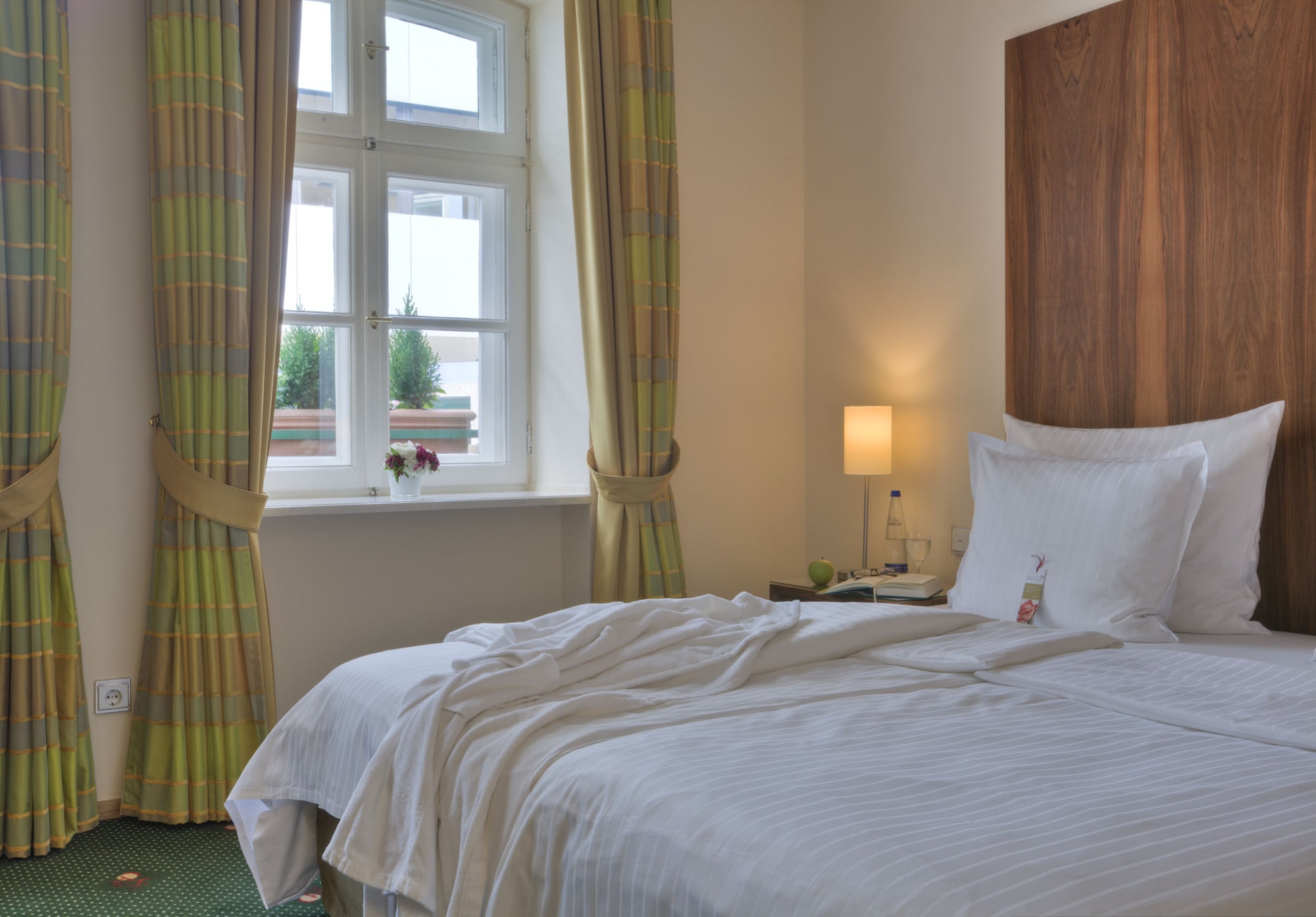 1 BEDROOM, CITY, SUITE, KING BED, SOFA