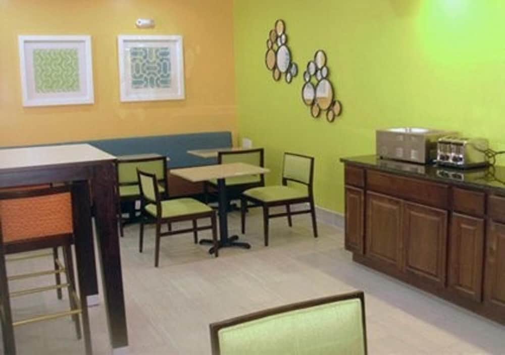 Econo Lodge Fultondale, AL 13/16