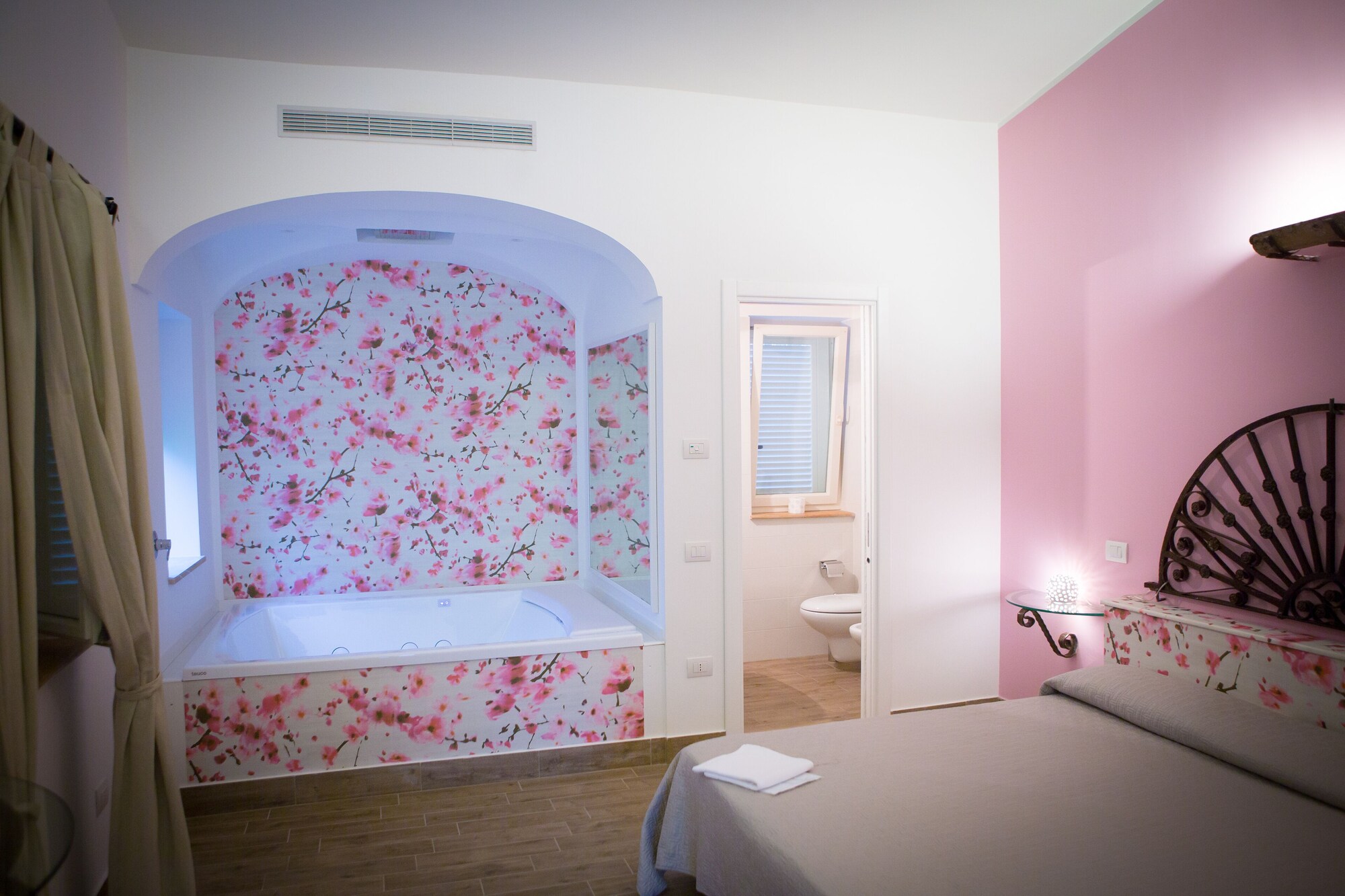 SUITE, DOUBLE BED, HOT TUB