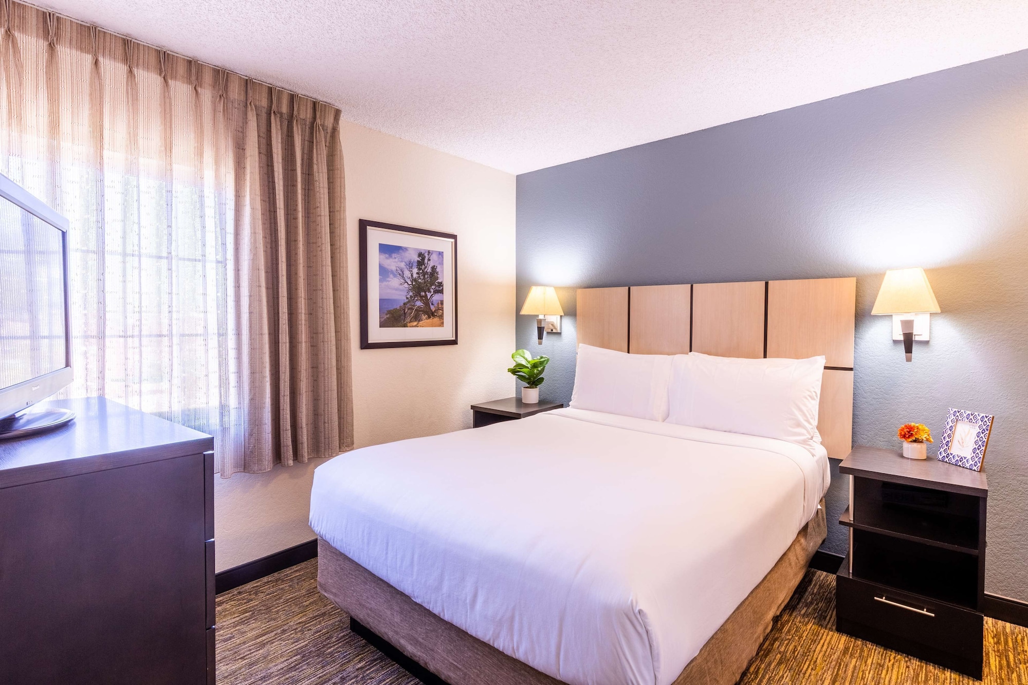 1 BEDROOM, SUITE, QUEEN BED, ACCESSIBLE