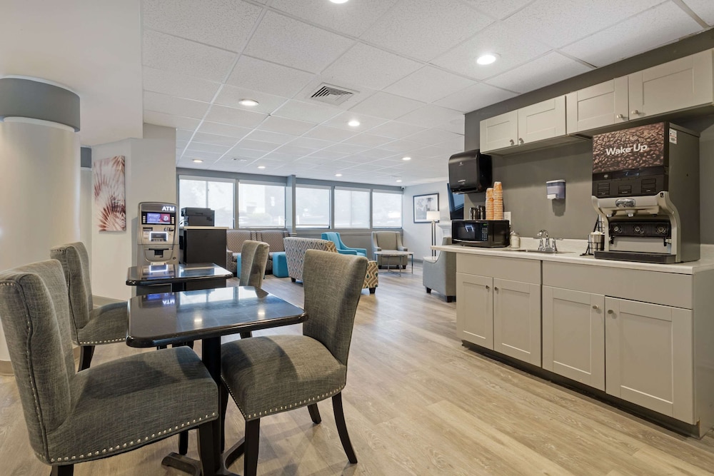 Clarion Hotel & Suites BWI Airport North 42/62