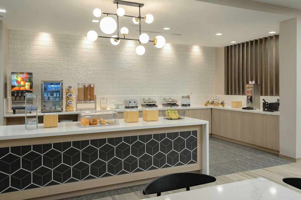 Fairfield By Marriott Inn & Suites Cincinnati Oakley 5/25
