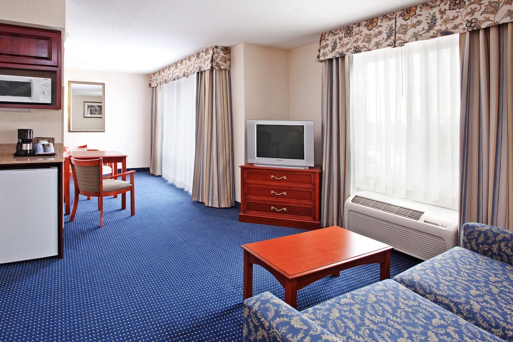 Holiday Inn Express Hotel & Suites Cleveland-Richfield 37/59