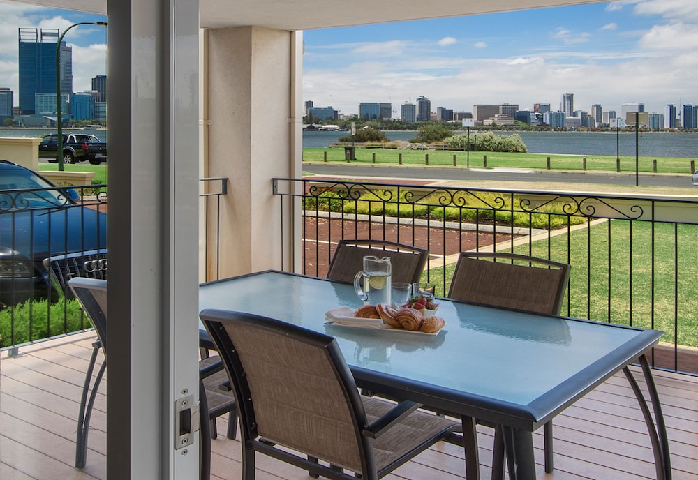 The Peninsula Riverside Serviced Apartments 51/73