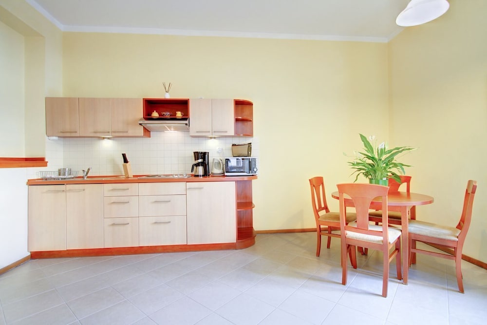 P&J Apartments 8/50