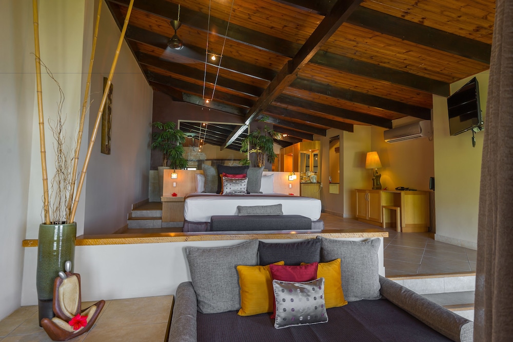 Coco de Mer Hotel and Black Parrot Suites 9/79