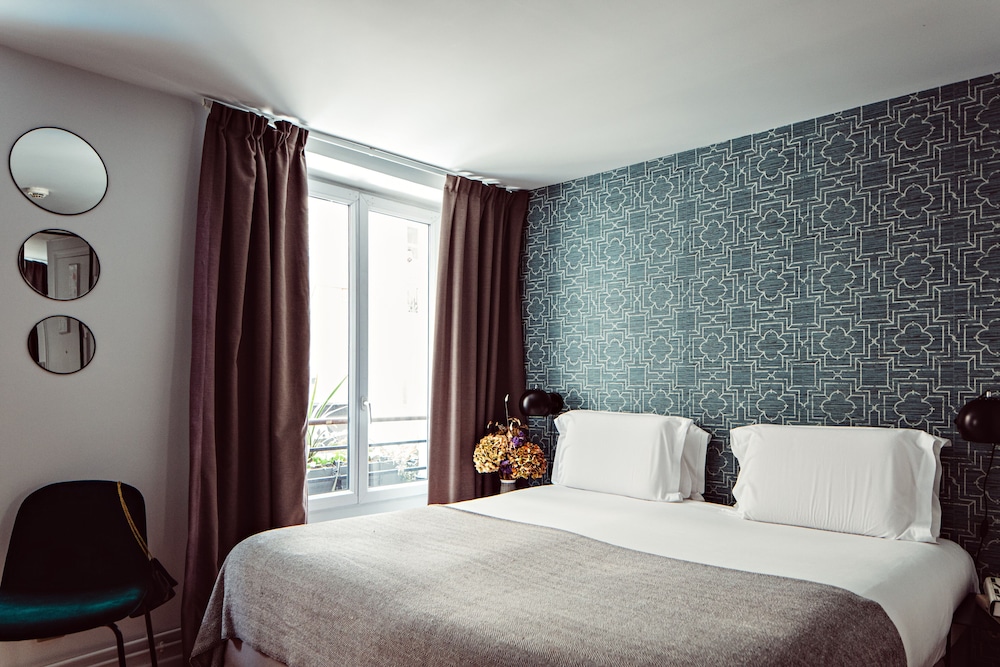 DELUXE, DOUBLE OR TWIN BED, BATHTUB