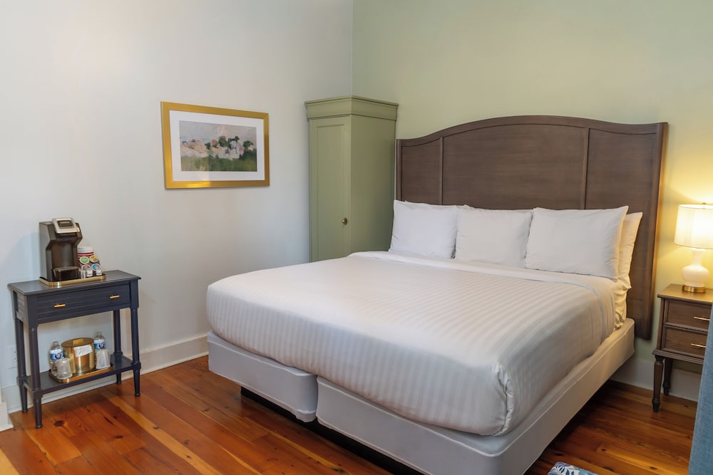 DELUXE, KING BED