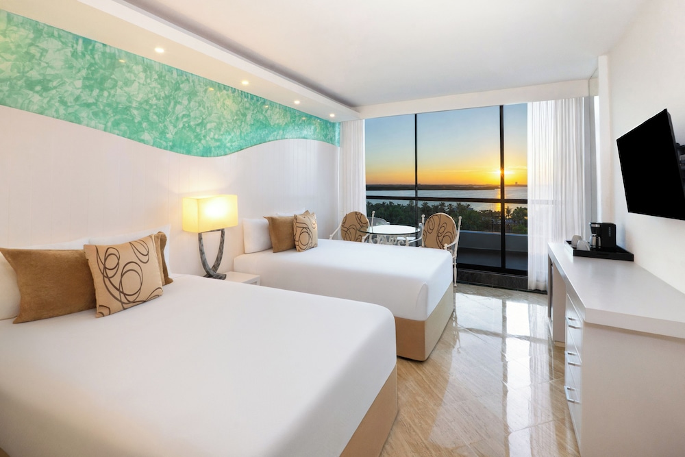 grand, sunset view، Grand Oasis Cancun All Inclusive 3/9