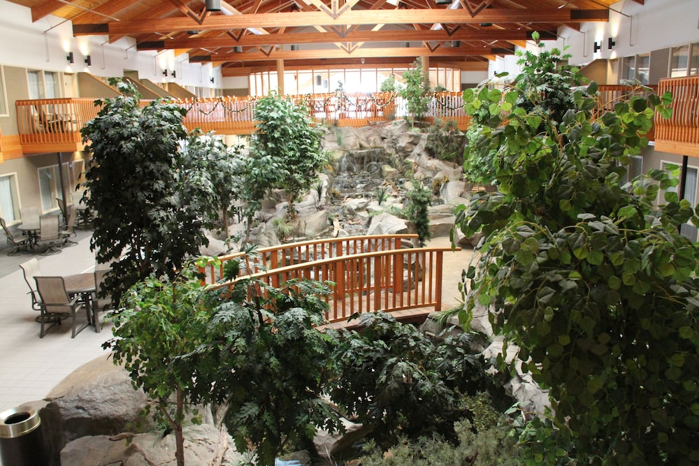 C Mon Inn Hotel Suites 27/46