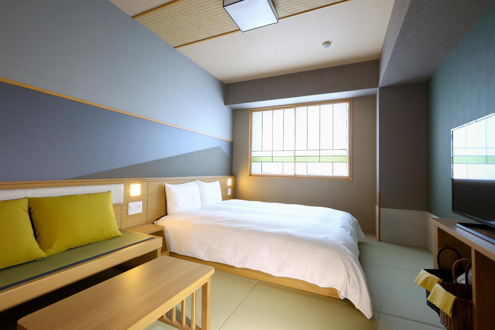 Moderate, Queen Bed