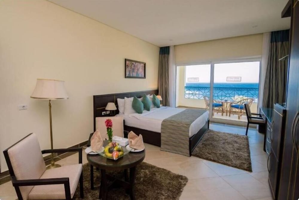 غرفة ديلوكس بسرير مزدوج بإطلالة على الشاطئ، Concorde Moreen Beach Resort & Spa - All Inclusive 3/4