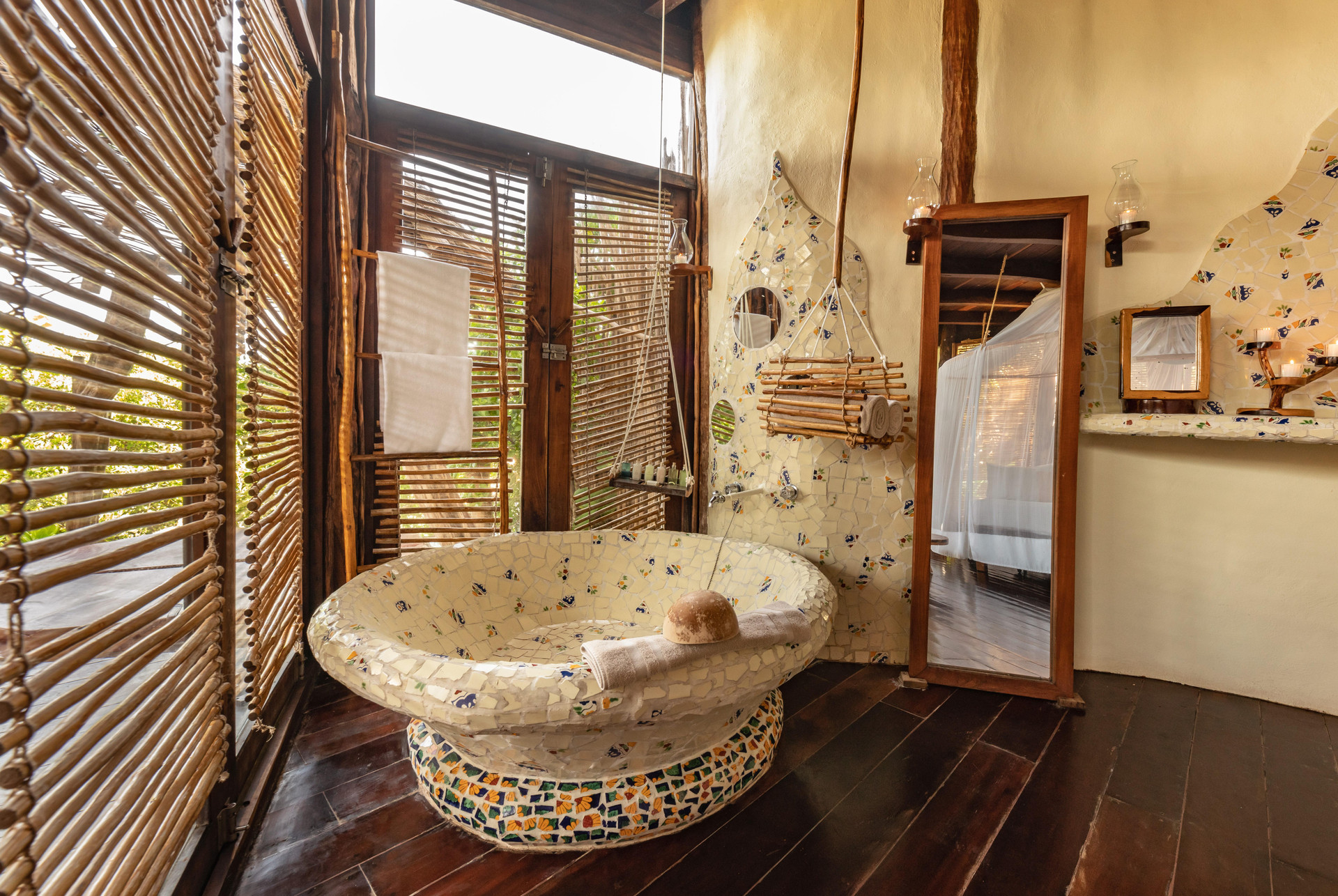 Mayan, Villa