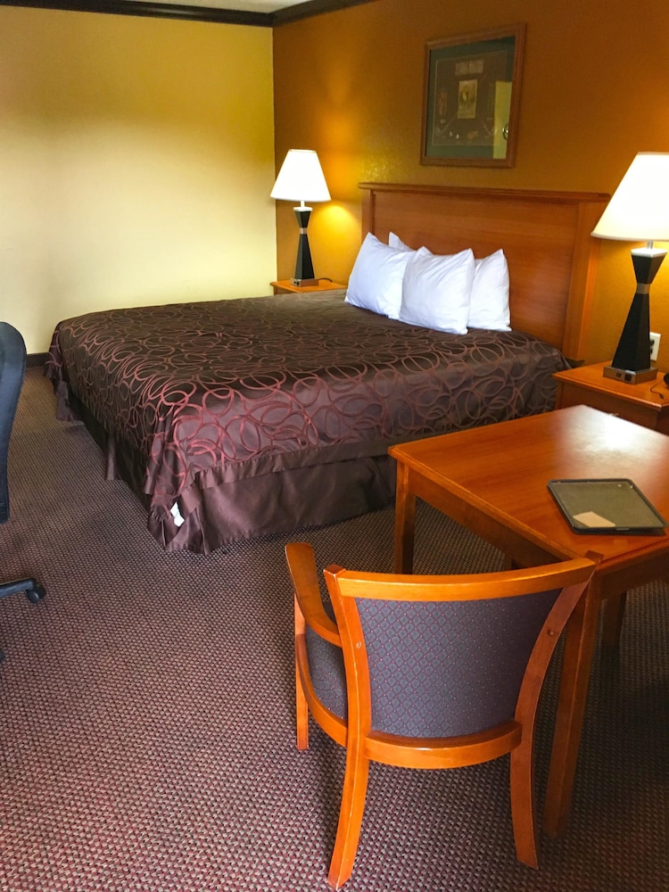 Xecutive Inn and Suites 11/37
