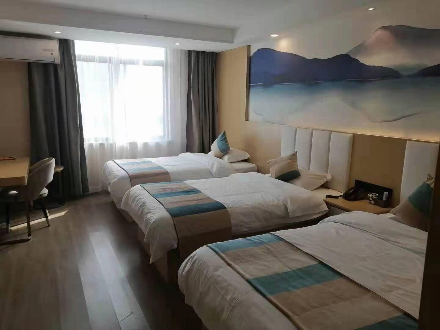 ROOM, TRIPLE