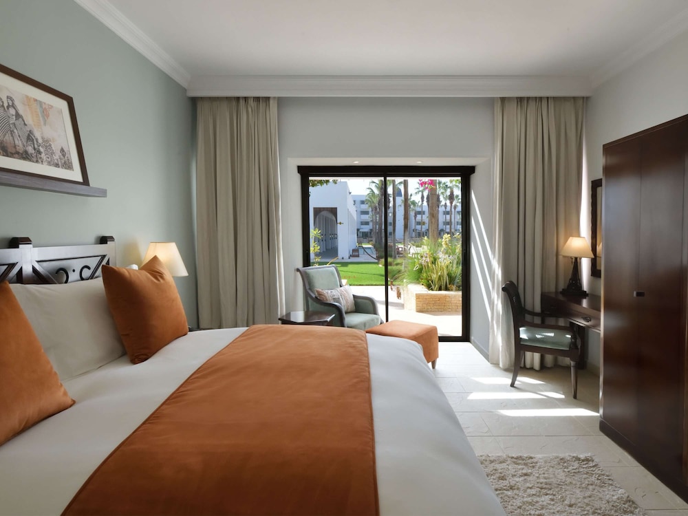 Room deluxe king with terrace pool view