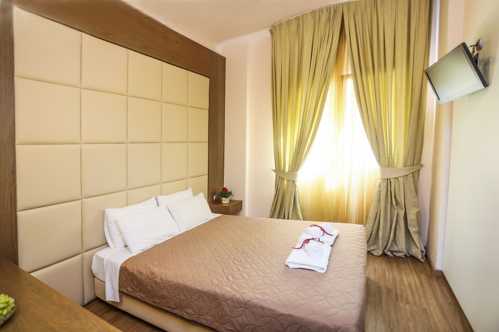 ROOM, QUEEN BED