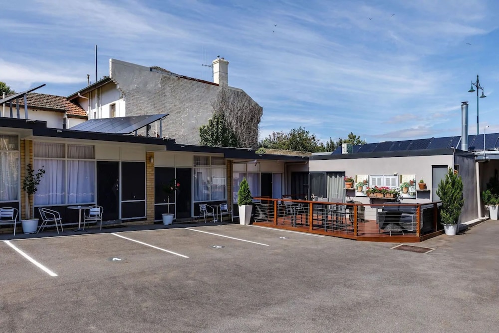 Oval Motel 32/42