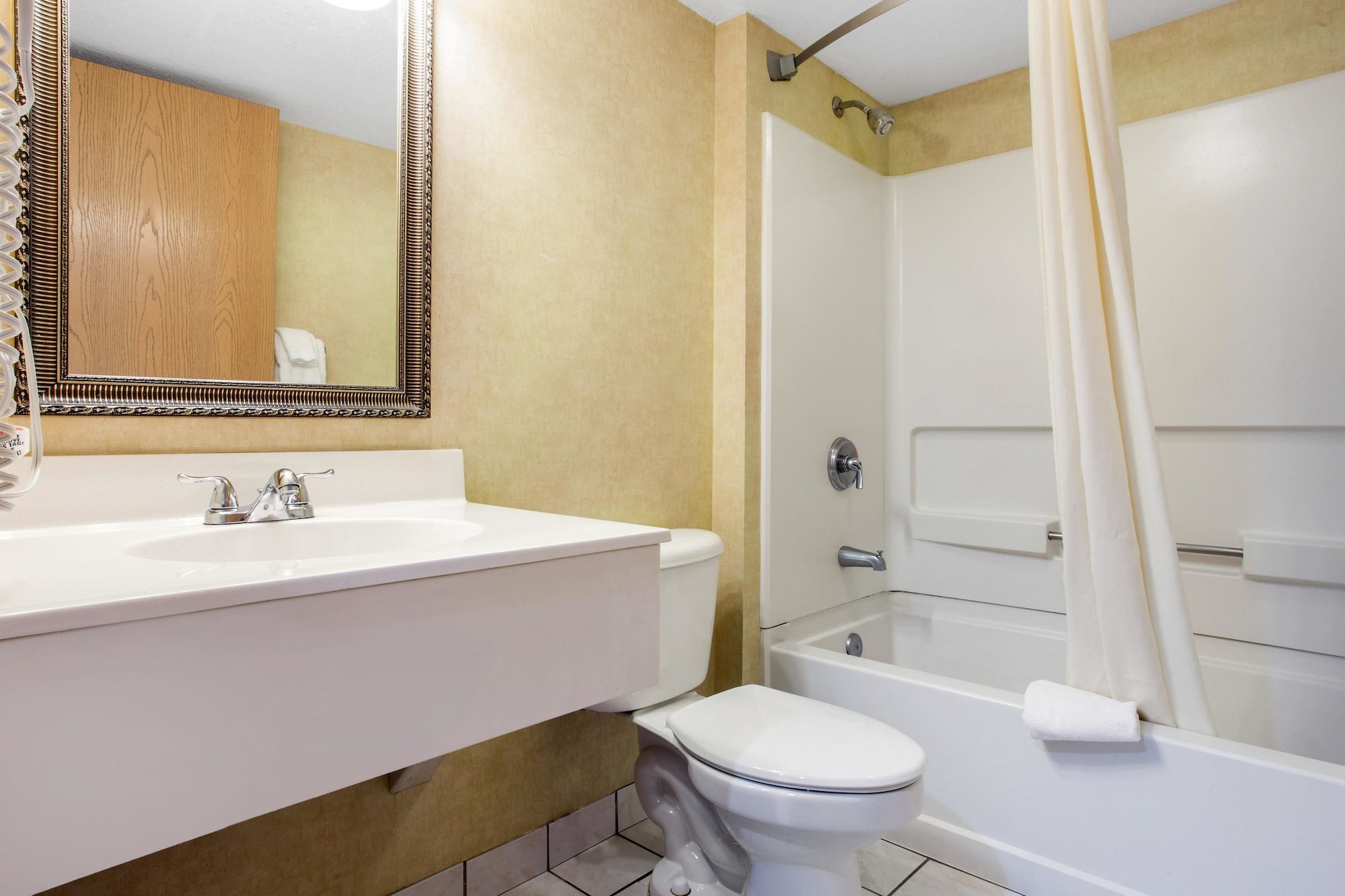 غرفة قياسية بسريرين كوين، Rodeway Inn & Suites Near Outlet Mall - Asheville 7/8