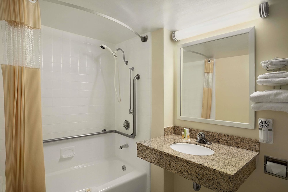 Days Inn by Wyndham Frederick 24/45